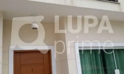 Sobrado com 3 dormitórios sendo 1 suíte á venda na Vila Rosa