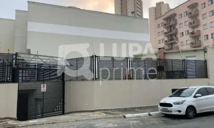 Sobrado espaçoso à venda com 2 dormitórios e 1 banheiro na Vila Ema