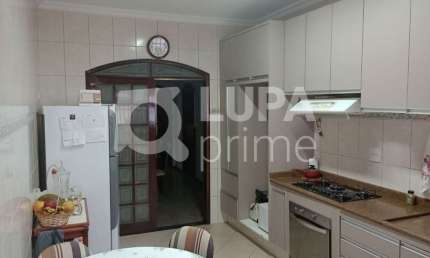 Casa térrea com 3 quartos sendo 1 suíte, piscina e 8 vagas de garagem à venda na Vila Maria Alta!