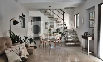 CASA COM 4 QUARTOS E 2 VAGAS DE GARAGEM À VENDA NO JARDIM TREMEMBÉ