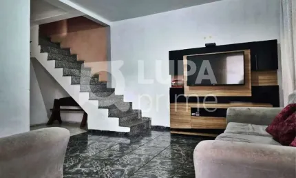 CASA COM 3 QUARTOS E 4 VAGAS DE GARAGEM À VENDA NO JARDIM GUANÇA