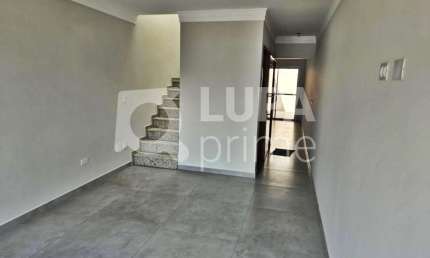 CASA COM 3 QUARTOS E 2 VAGAS DE GARAGEM À VENDA NA VILA GUSTAVO