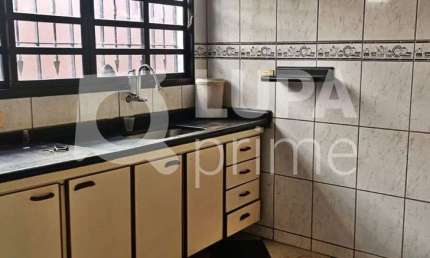 CASA COM 2 QUARTOS E 2 VAGAS DE GARAGEM Á VENDA NA VILA SABRINA