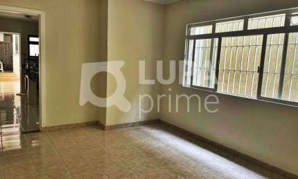 CASA COM 3 QUARTOS E 2 VAGAS DE GARAGEM À VENDA NA VILA SABRINA
