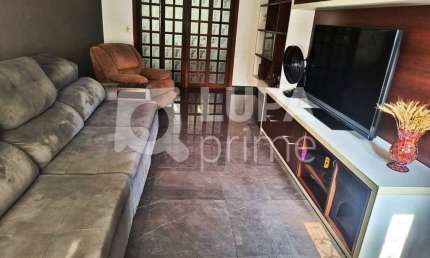 CASA COM 3 QUARTOS E 5 VAGAS DE GARAGEM À VENDA NO PARQUE NOVO MUNDO