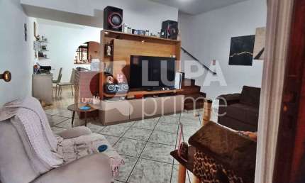 CASA COM 2 QUARTOS E 1 VAGA DE GARAGEM Á VENDA NA VILA CONSTANÇA