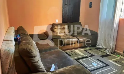 CASA COM 2 QUARTOS E 1 VAGA DE GARAGEM Á VENDA NA VILA MEDEIROS
