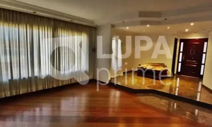 CASA COM 4 QUARTOS E 6 VAGAS DE GARAGEM À VENDA NA VILA MARIA ALTA