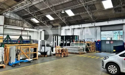 GALPÃO COMERCIAL COM 1948M² DE ÁREA CONSTRUÍDA PARA LOCAÇÃO NA LUZ