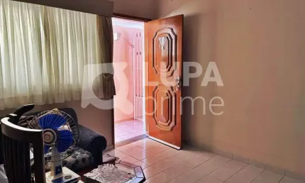 CASA COM 1 QUARTO E 2 VAGAS DE GARAGEM À VENDA NA VILA EDE