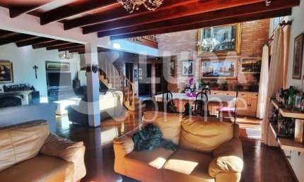 CASA COM 5 QUARTOS E 6 VAGAS DE GARAGEM À VENDA NO TREMEMBÉ
