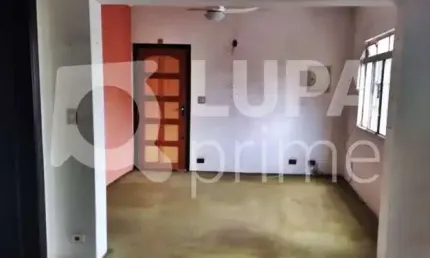CASA COM 3 QUARTOS E 4 VAGAS DE GARAGEM À VENDA NA VILA ISOLINA MAZZEI