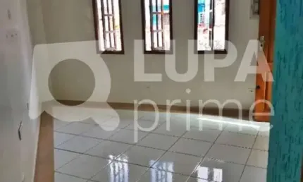 CASA COM 2 QUARTOS E 2 VAGAS DE GARAGEM À VENDA NA VILA MEDEIROS