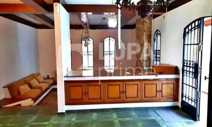 CASA COM 3 QUARTOS E 6 VAGAS DE GARAGEM À VENDA NA CASA VERDE