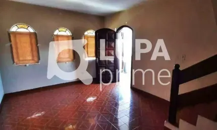 Casa com 3 quartos e 2 vagas de garagem para locação na vila medeiros