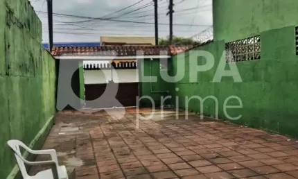 CASA TÉRREA COM 2 QUARTOS E 4 VAGAS DE GARAGEM PARA VENDA, TUPI, PRAIA GRANDE