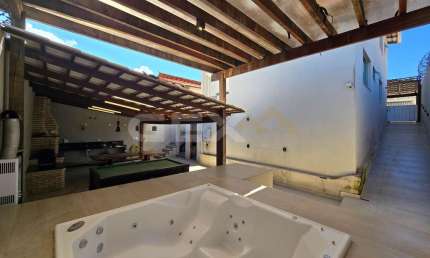 Casa de 2 pavimentos, com 3 suítes, hidromassagem e sauna no bairro Sagrada Famí