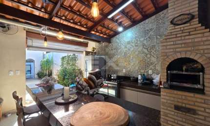 Casa com 03 quartos, 02 vagas e espaço gourmet no bairro São Jose