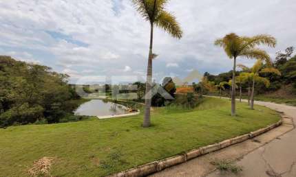 Vende-se lote em condomínio fechado Vésper medindo 800m² (25m x 32m).