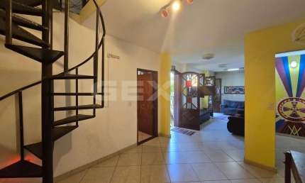 Terreno com 2 casas à venda no bairro Bom Pastor, compostas por 3 quartos e quin