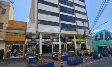 Apartamento à venda no Centro, 2 quartos sendo 1 suíte com armário.