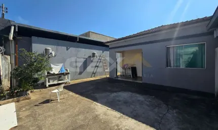 Casa de 2 quartos, com lote 20x20 e um galpão à venda no Bom Pastor.
