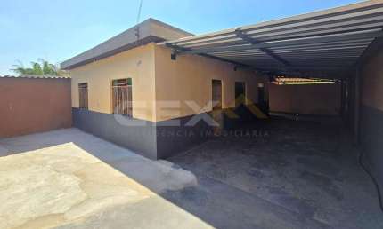 Casa à venda no bairro São Judas, 3 quartos e um quintal amplo.