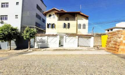Casa de 3 pavimentos à venda no São Judas, 5 quartos sendo 1 suíte.