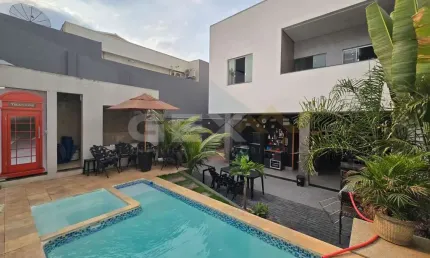 Casa à venda no Centro, 4 quartos sendo 2 suítes e área gourmet com piscina.