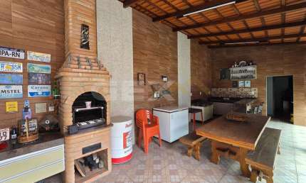 Casa à venda no Bom Pastor, 4 quartos sendo 1 suíte e área gourmet com piscina.