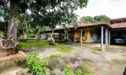 Casa à venda no bairro Jardim Candelária, 4 quartos e 3 vagas.