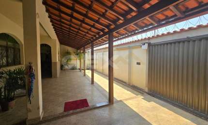Casa à venda no Belvedere, 3 quartos sendo 1 suíte e espaço gourmet.