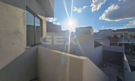Sobrado no bairro Dona Rosa, 2 quartos e cozinha americana.