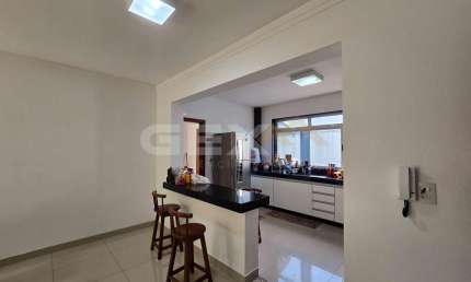 Apartamento à venda no Antônio Fonseca com duas áreas privativas.