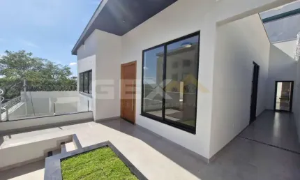 Casa à venda no bairro São José com 3 quartos sendo 1 suíte com closet.