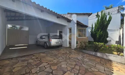 Casa à venda com lote de 480m², 03 quartos, 01 suíte, 04 vagas, Rua Sacramento,