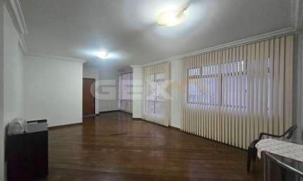 Apartamento clássico à venda no Centro, 3 quartos sendo 1 suíte com sacada.
