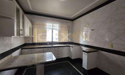 Apartamento clássico à venda no Centro, 3 quartos sendo 1 suíte com sacada.