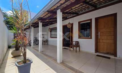 Casa à venda no bairro Sidil, 3 quartos sendo 1 suíte e 4 vagas.