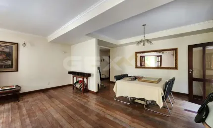 Casa à venda de 3 pavimentos no Centro, 4 quartos, 2 suítes e 2 escritórios inde