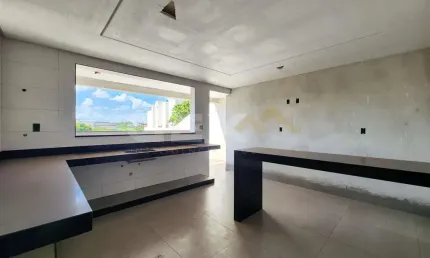 Casa à venda de 2 pavimentos no bairro São Roque, 3 quartos, 1 suíte e 3 vagas.