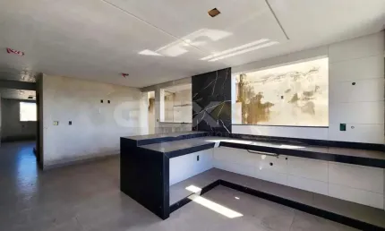 Casa à venda de 2 pavimentos no bairro São Roque, 3 quartos, 1 suíte e 3 vagas.