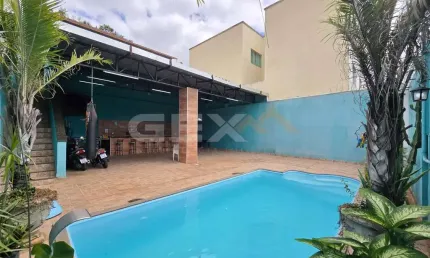 Casa à venda de 3 pavimentos no bairro Halim Souki, 4 quartos, 2 suítes e 6 vaga
