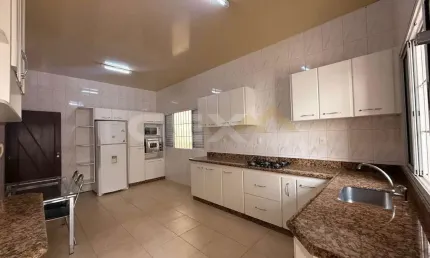 Casa à venda no bairro São José, 2 suítes, espaço gourmet e 2 vagas.