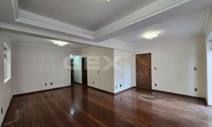 Cobertura triplex à venda no Centro, 5 quartos, 2 suítes e 2 vagas.
