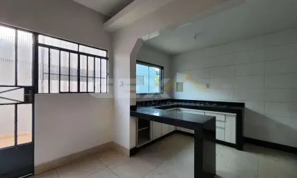 Casa à venda no Esplanada, 3 quartos, 1 suíte, área gourmet e 6 vagas.