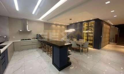 Cobertura triplex à venda no Centro, 4 quartos, 2 suítes e 2 vagas.