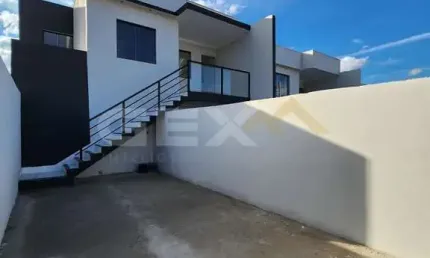 Sobrado térreo à venda no bairro Chanadour, 3 quartos, 1 suíte e 2 vagas.