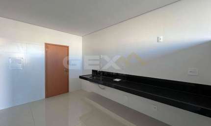 Apartamento à venda no Centro, 3 quartos, 1 suíte e 2 vagas.