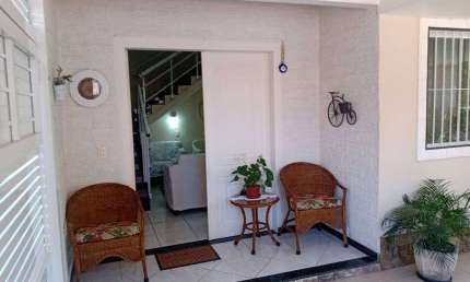 Ótima casa reformada de 4 quartos em pequeno condomínio em Maria Paula